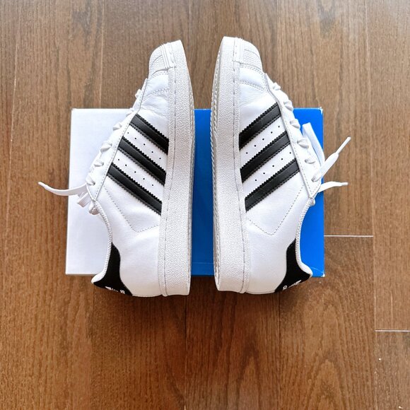 Adidas Superstar Sneakers - Size 4.5 - Picture 3 of 6